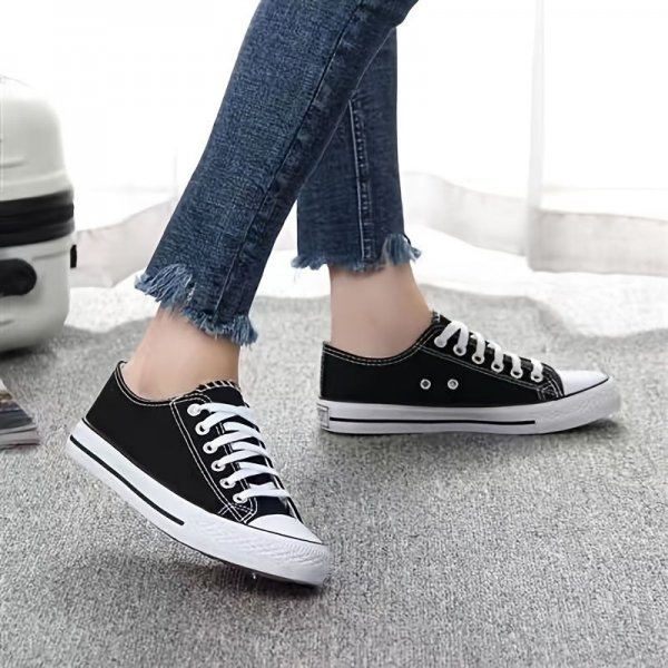 Women's Stylish Lace-Up Skate Shoes - Comfortable & Fashionable Canvas Low Top Sneakers